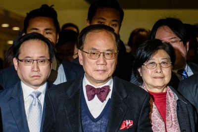 香港前特首曾荫权(中)与夫人(右)周五一同赴法院听取判决。(法新社照片)\
