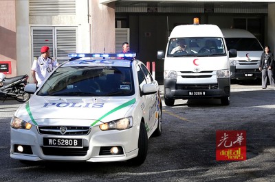 载有金正男遗体的医院客货车,在警车的护送下离开布城医院太平间。
