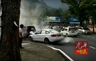 事发后,女死者的轿车直撞向前方四轮驱动车。