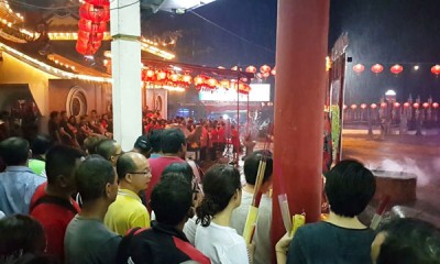 海珠屿五属大伯公庙挤满人潮,香火鼎盛。
