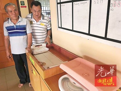 连木存、许赐和了解婴儿体检的木箱、秤器及操作过程。