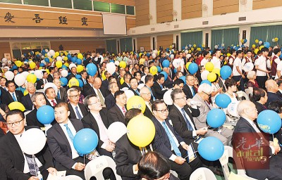 大概2000何谓中外锺灵校友及师生合伙欢庆锺灵百年校庆。