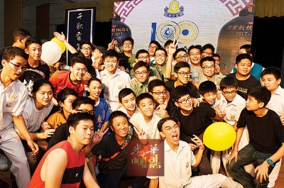 锺灵学生齐为学校百年校庆欢呼!