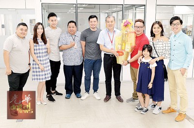 何晋亿(右4)率领旗下众艺人向本报拜年,获王平松(左6)与张易雄(左4)热烈接待。左起为胡集阳、李芷芊、许明贤、卢继杰、陈芷琳、陈郡君以及梁文辉。