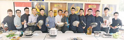 疯厨闯锺灵校园,示范创意料理。左起:方志雄、林前汉、叶志伟、张彬圣、林礼胜、方森源、尤通兴、蔡崇裕、许健松、谭伟权、彭铭福、陈田丰、赵文伟及黄明忠。
