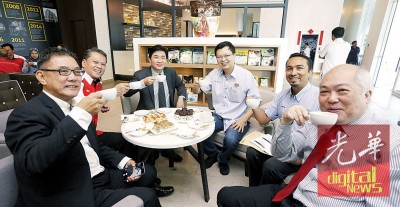 蔡智勇(左4)同陈环球(左3)共享茶点,同学有欠企业商业发展董事吴志成(左1)和市场董事梁炎明(右1)。