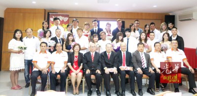 214报结婚的14针对朋友与婚姻注册官及吉华堂理事合影。(前排左起)吴欣芢局绅、李联康、郑美美、拿督许锦秋公司绅、拿督威拉陈顺利公司绅、彭发球、刘永发、王孙文、跟叶伟盛。