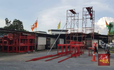 团员在大年初三即开始搭建高空天公桌。