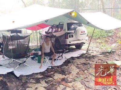 林亚国生前酷爱休闲旅行,常与友人或带上家人驾着四轮驱动车前往景点区扎营。