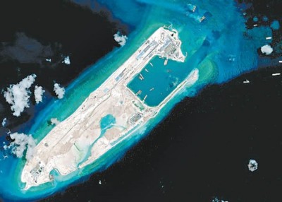 (华盛顿13天综合电)美国海军早前使“卡尔文森号”航空母舰战斗群,通往西太平洋地段部署,预料将会见上南海。美媒周日援引军方消息指,海军和太平洋司令部正计划于南海开展新一轮军事行动,增派军舰驶近中国在南海的人为岛礁。