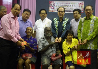 华堂每年新春期间,都会分派红包给乐龄人士,站者左起为许综文、邱显昌、郑荣兴、杨慕才、黄长和和林祥泰。