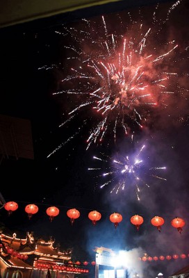 当晚海珠屿五属大伯公庙鞭炮声响及烟花绽放。