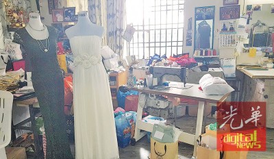 店里地上一隅摆满一袋袋顾客带来的布料等着她缝制。