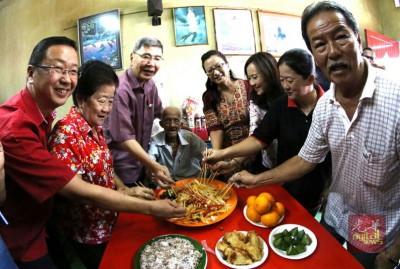 年初七人日,马袖强(左3起)与马珈也与林再生一家“捞生”,场面温馨,左1为刘华才