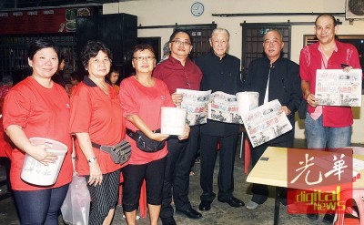 本报发行营业部副主任冯廷隆(右起)把义卖筹得款项移交给陈来福,见证人为陈国才、郑荣兴、郭碹丽、朱雅荷和傅琪玲。