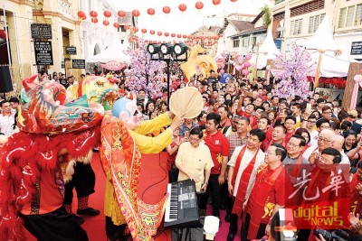 嘉应会馆前舞台舞貔貅迎宾,前排右为林冠英、张威而及槟地方政府委员会主席曹观友(后排右)。