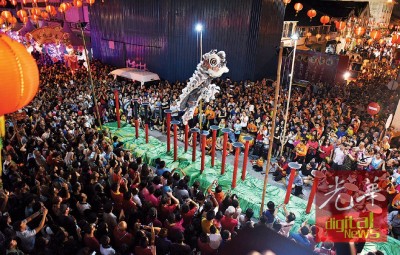 群众挤爆庙会会场,驻足围观高桩舞狮的可以演出。