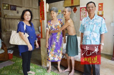 林月娣(左1)以及李伟光(右1)上门探望黄福金夫妻。贪图中黄福金扶着无法站立太久的陈玉清。
