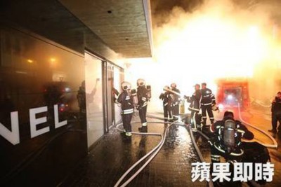 消防队在现场破窗射水。