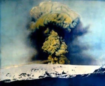 卡特拉火山开始活跃,贪图为该火山于1918年爆发情况。
