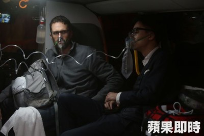 两名房客因身体不适,救护人员紧急提供氧气协助舒缓不适。