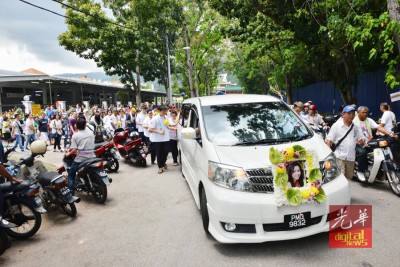 数百位亲友为死者送行。