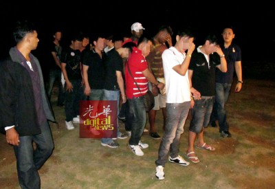 “24党”在槟城的黑帮勾当恶名昭彰;图为早前警方在一项反黑行动扣捕多名“24党”成员(档案照)。