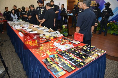 武吉安曼警方早前公布全国大规模的雷霆扫黑行动,除了拘捕114个犯罪组织成员,也起获不少相关的黑帮勾当证物(档案照)。