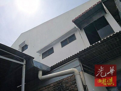 华青于楼上窗口跃下