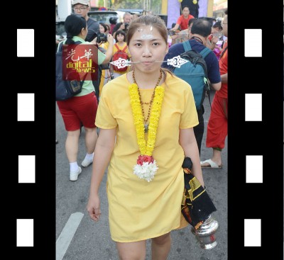 吴玉婷穿银针还愿,引起注目。