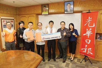 左起余赐钦、梁黛好、王来平、李兴前、吴文仁、林星发及陈靖枂,呼吁读者们踊跃报名参6天台湾乐享美食团。