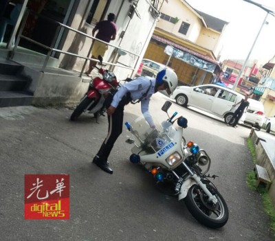 警员乘骑的摩托车遭撞翻。
