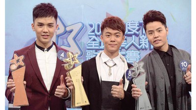 源于槟城的周奕斌(着)勇夺金奖,银奖得主为新加坡的施勤(右),香港选手伍富桥(左)虽获得铜奖。