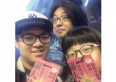 袁惟仁(中)一双儿女到小巨蛋捧场。