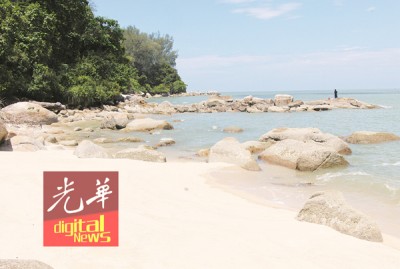 母子死者遗体被冲上岩石密集的海滩处。