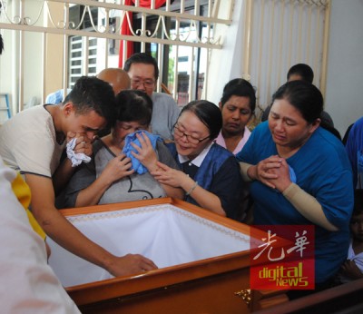阿麻力及其母亲想到儿子、孙子奥尼丁可爱的脸庞只能追忆,忍耐不住悲痛落泪。