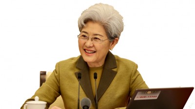大会发言人傅莹就大会议程和人大工作相关的问题回答中外记者的提问。(新华社照片)