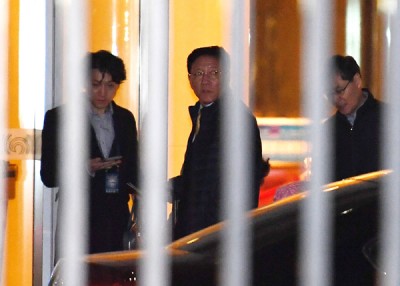 姜哲(着)以京城首都机场下车。(法新社照片)
