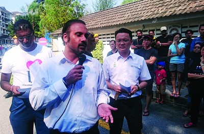 蓝卡巴(中)表示,早前他在聆听了发林丹绒阁居民对于管理公司的不满诉求后,已向州政府反映此事,旁为雷尔(左)及杨顺兴。