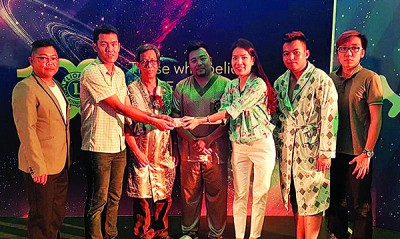 李建苇移交义卖款项予郑丽盈接领,黄旺顺、甄崛均、陈壮人、郑昶笕、王霈弘陪同。