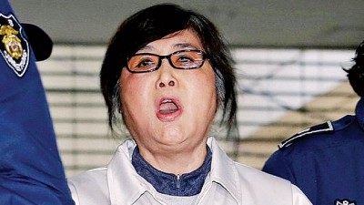 崔顺实对朴槿惠发歉意。