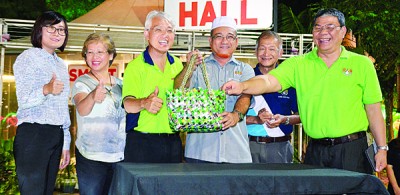 罗查理推介全槟首个固定举办的“升级改造市场”。左起王育璇、王美丽、张健丰、周荣生、张龙大。