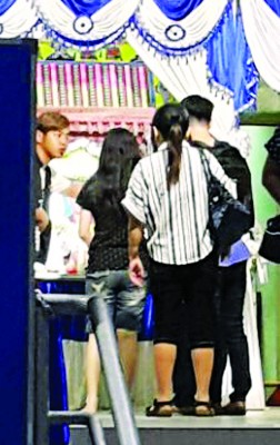 死者妻子(线条衣者)以及子女抵达绵裕亭处理死者身后事。