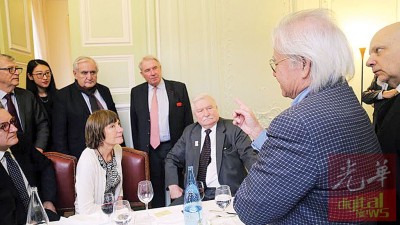 林祥雄在巴黎“艺术为了和平”圆桌论坛发表谈话。