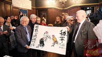 林祥雄与波兰前总统瓦文萨共同创作完成《雄鸡一唱天下白》。