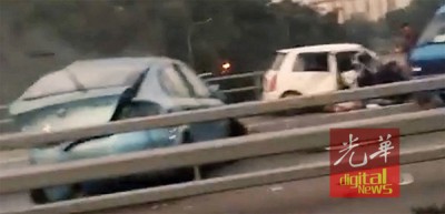 女司机疑酒驾轿车(红圈)于道路上反方向朝行驶,连于路上失控撞及一部迎面驶来的金龙鱼轿车。