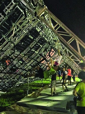 其中障碍游戏,参赛者倾斜往上爬,非常考耐力及体力。