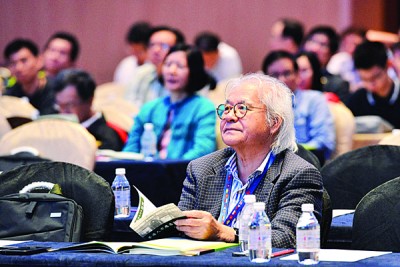 坐在台下的炎黄国际文化协会会长林祥雄教授认真地观听演说者所发表的言论。