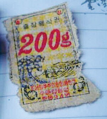 朝鲜政府每个月会发“粮食票簿”内有当月份“米票”、“面票”、“肉票”、“油票”。