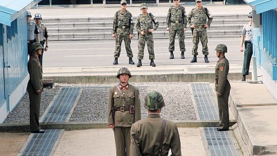 一条朝鲜半岛上北纬38度线,隔开朝鲜与韩国之间的距离,两国边境皆有军人驻守。